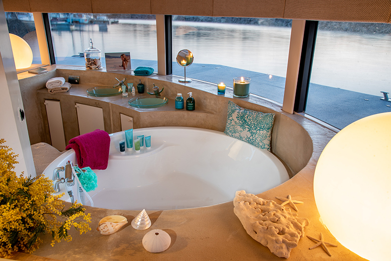 De Anthenea is ‘s werelds eerste eco-luxe drijvende hotelkamer 13