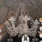 Deze kerk is versierd met botten van tienduizenden overledenen 19