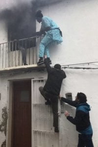Straatverkoper redt invalide Spanjaard uit brandend huis 13