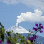 Stel trouwt aan de voet van uitbarstende vulkaan 30 Stel trouwt aan de voet van uitbarstende vulkaan