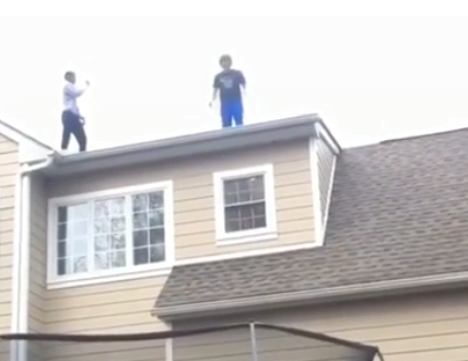 Als je vanaf het dak van je huis op een trampoline springt.. 13
