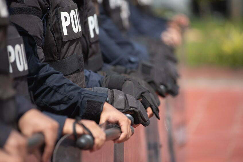 Relschoppers belagen Groningse politie 17
