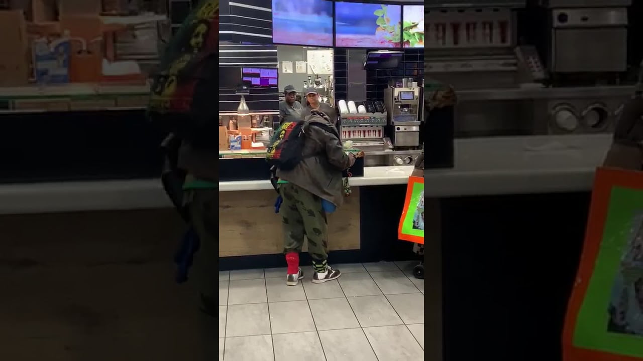 Man sloopt McDonalds 12