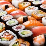 Worm nestelt zich in amandelen van sushi-etende vrouw 51