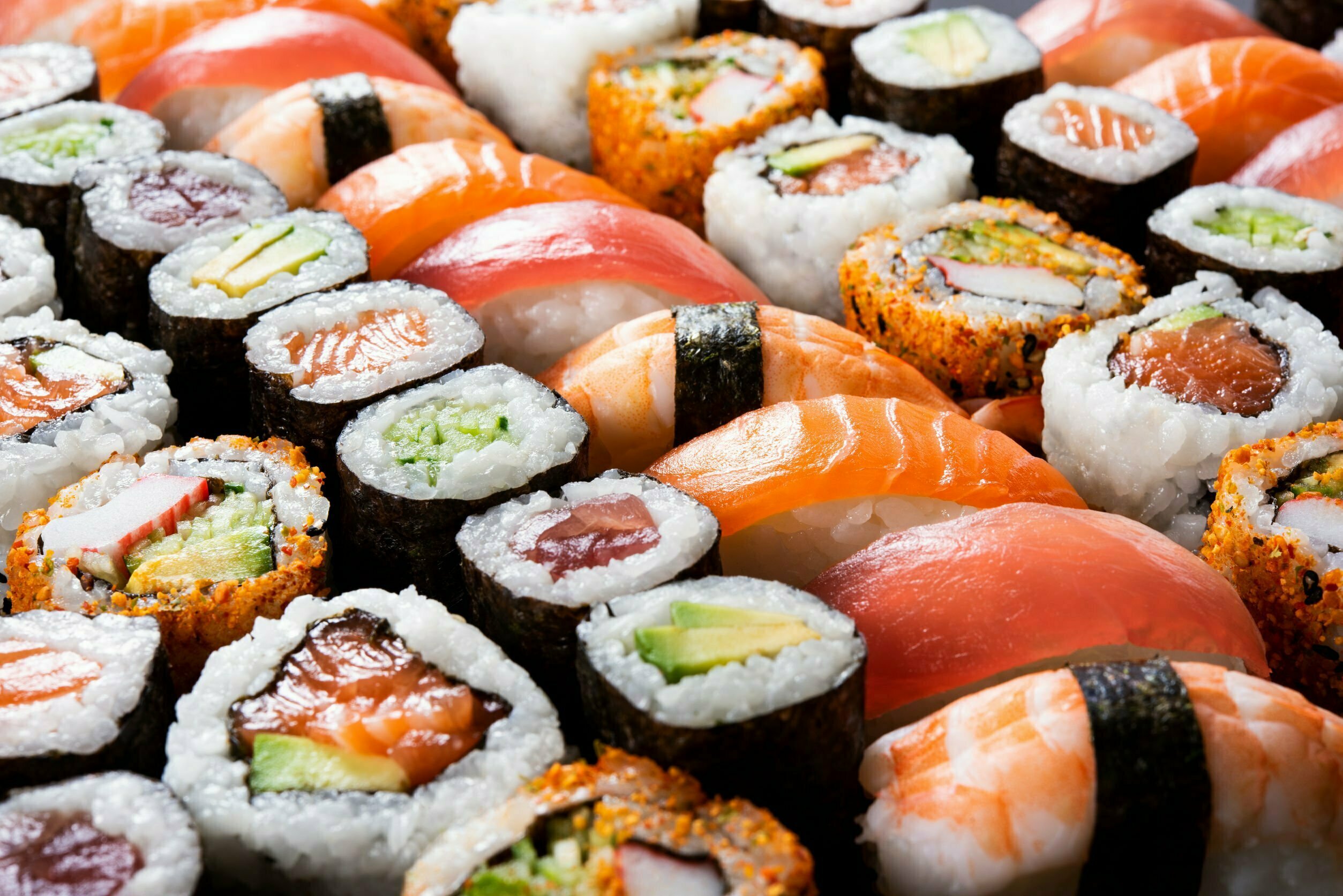 Worm nestelt zich in amandelen van sushi-etende vrouw 13
