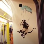 Banksy plaatst coronakunstwerk in Britse metro 18