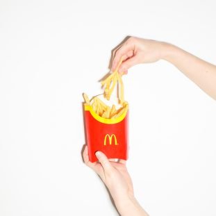 1 portie medium frietjes van McDonalds 28