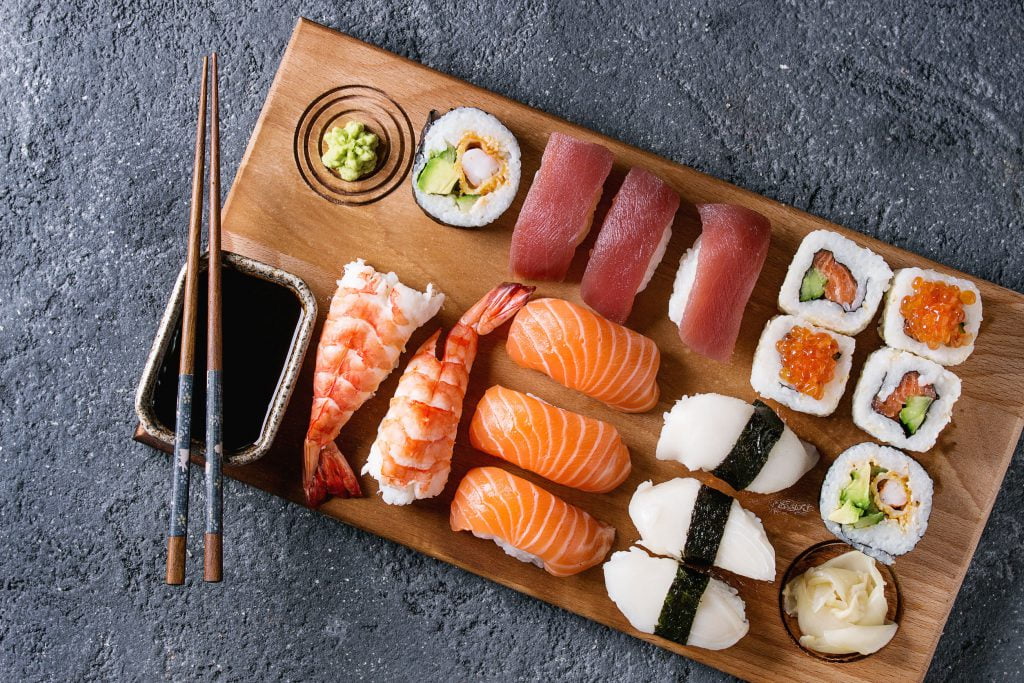 Worm nestelt zich in amandelen van sushi-etende vrouw 19