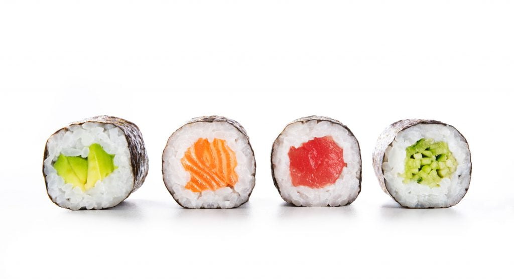 Worm nestelt zich in amandelen van sushi-etende vrouw 17