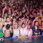 Zien: Chinese stad Wuhan houdt enorme pool party 15
