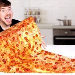 Man eet grootste pizzapunt ooit 19