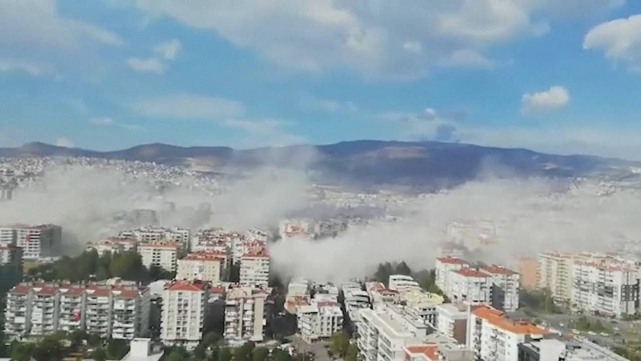 Heftige beelden: zware aardbeving in Turkije en Griekenland 12