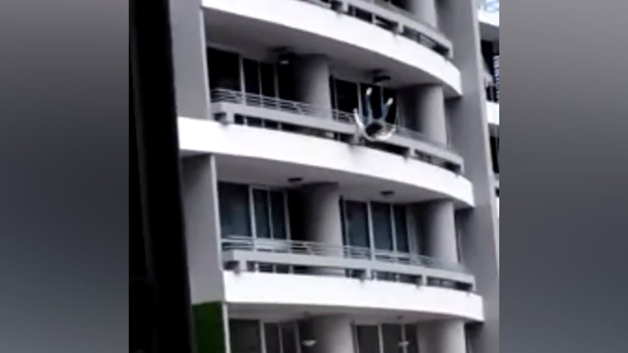 Vrouw valt van balkon tijdens maken selfie (SCHOKKENDE BEELDEN) 19