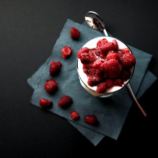 Frozen yoghurt toetje met rood fruit 27