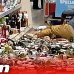 Vrouw sloopt drankafdeling in supermarkt 17