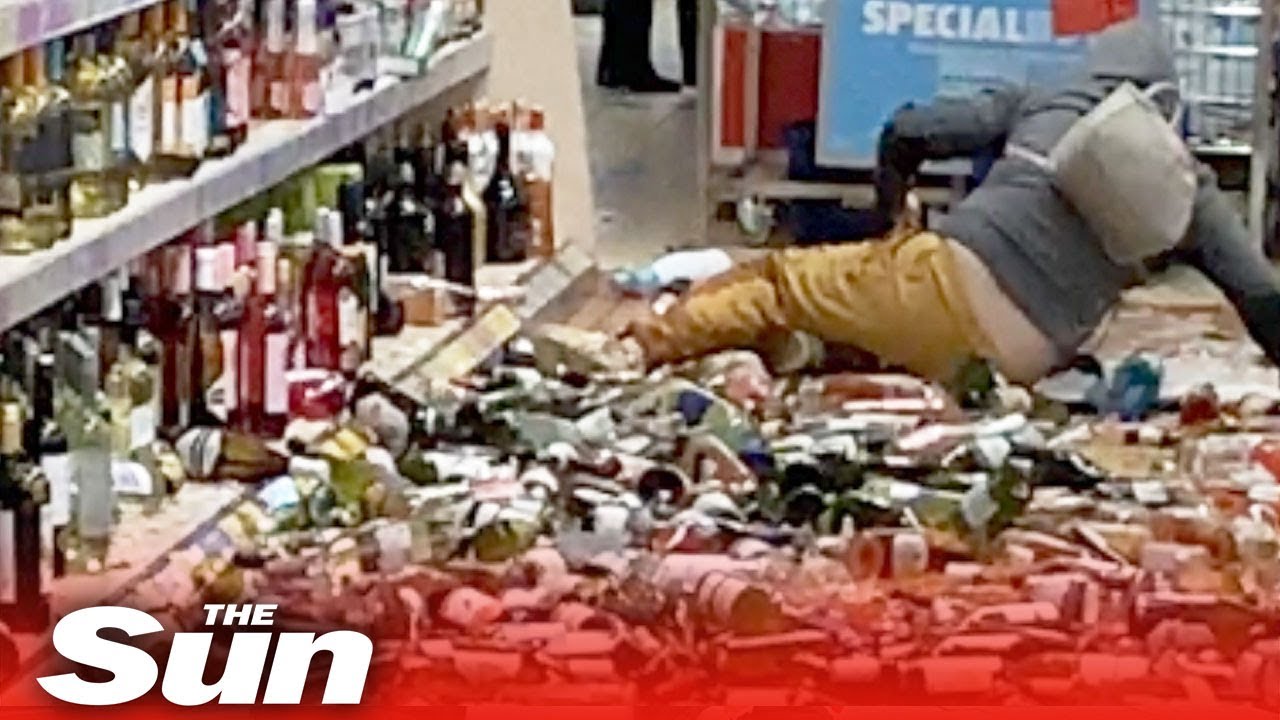Vrouw sloopt drankafdeling in supermarkt 12