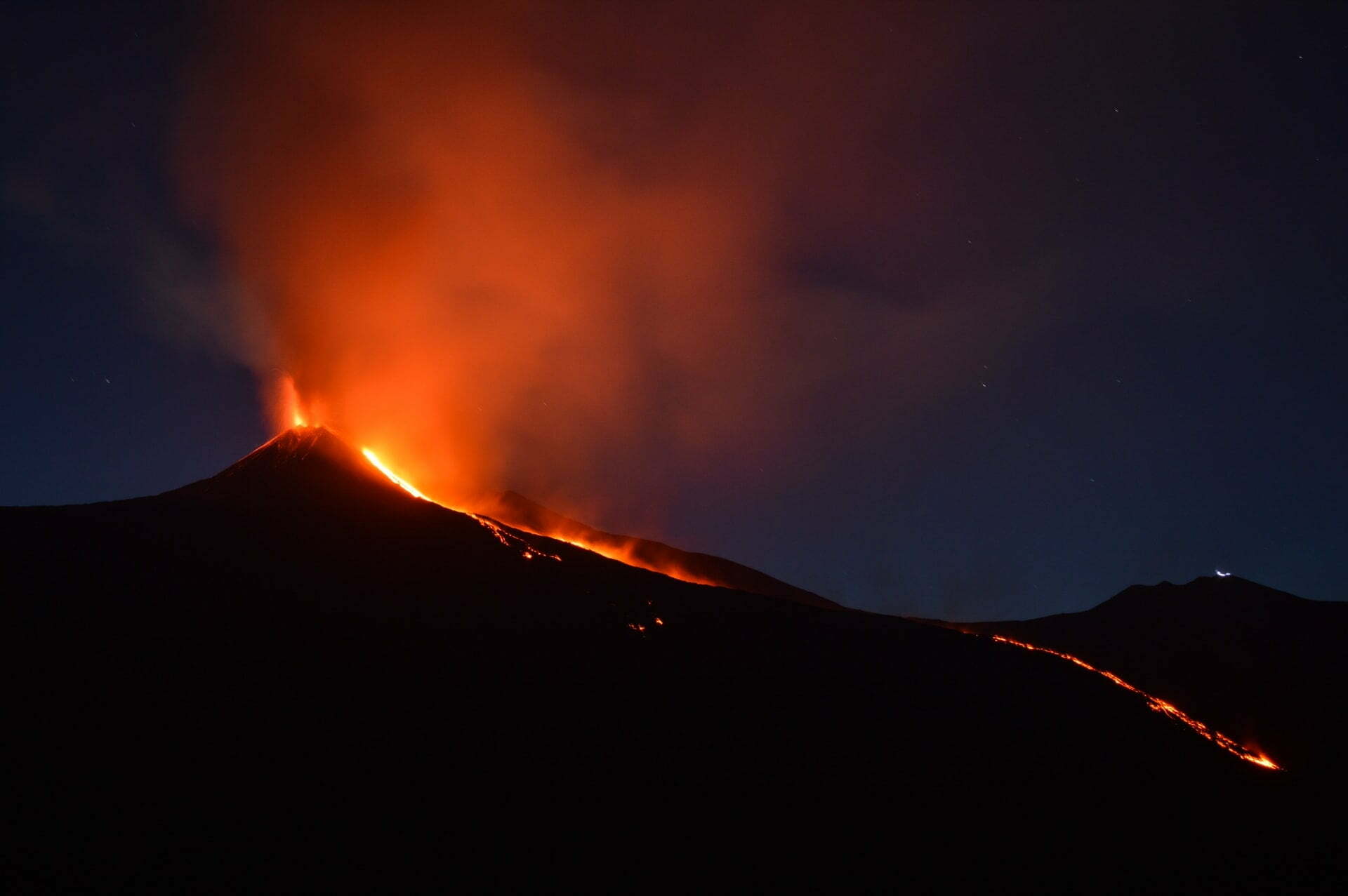 Vulkaan Etna in Italië uitgebarsten: bekijk hier de beelden 11