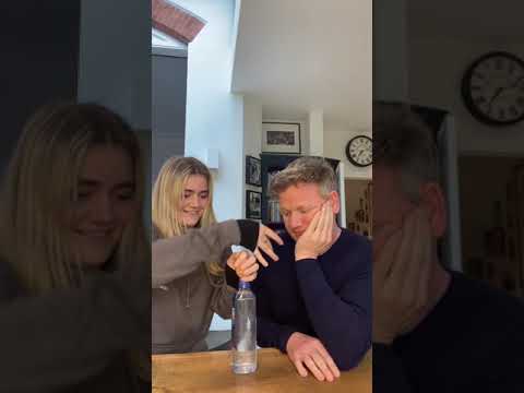Gordon Ramsay wordt voor gek gezet door zijn dochter 14
