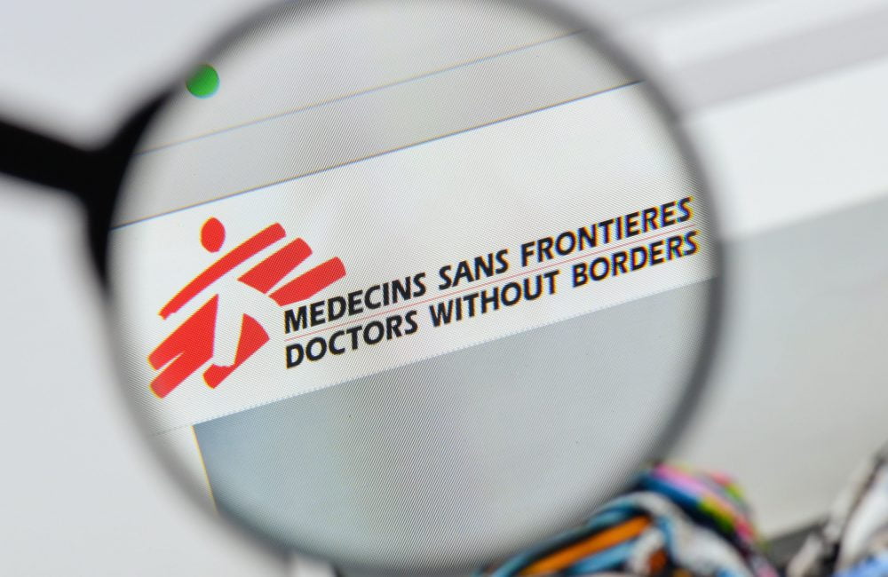 Migranten gered door Artsen Zonder Grenzen maar geen haven laat ze toe 11