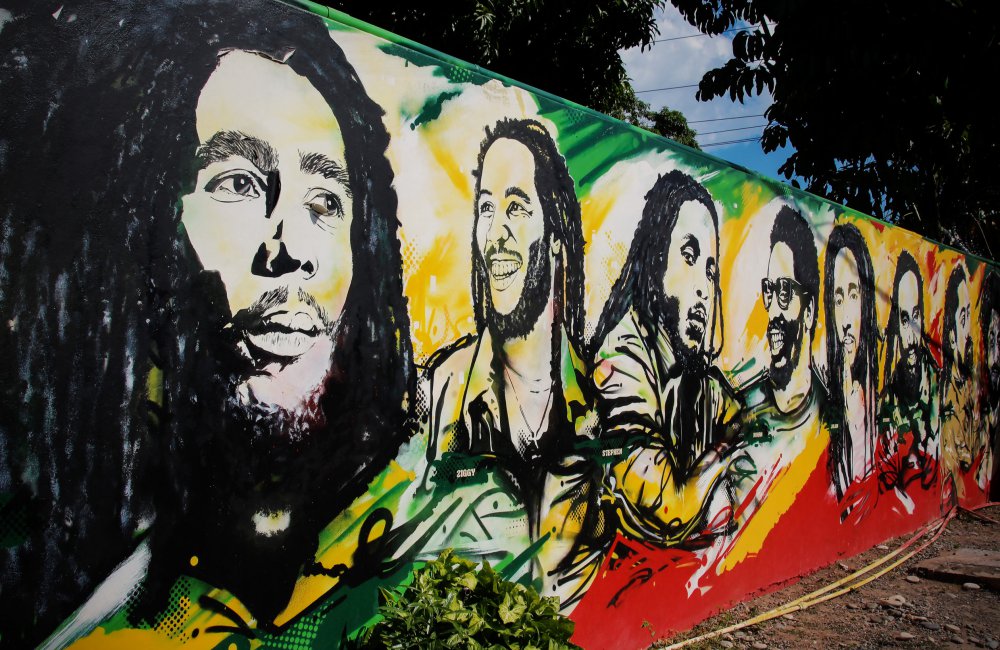 Ajax presenteert Bob Marley-shirt 11