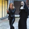 Video: Man met eng masker laat mensen flink schrikken 15