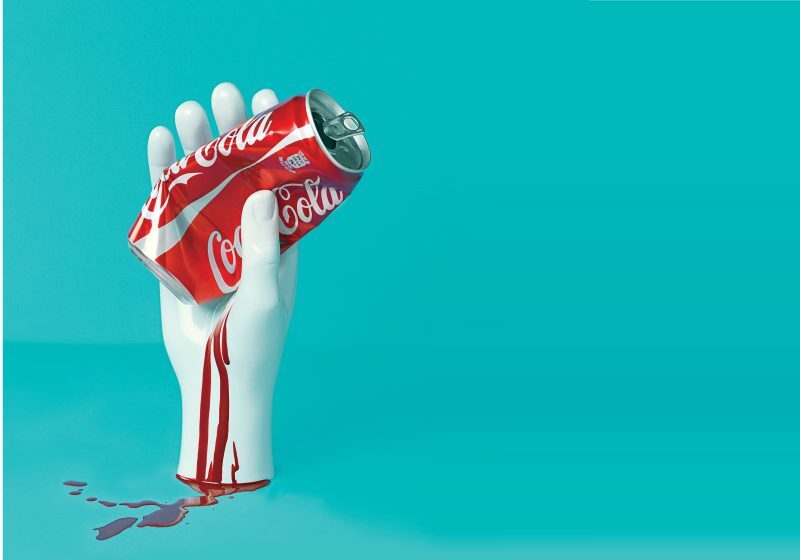 Man sterft nadat hij in 10 minuten een hele fles Coca Cola leegdrinkt 11