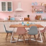 Zo transformeer je je woonruimte met roze meubels 16