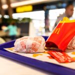 Vroege toeslag op plastic verpakkingen bij McDonald's leidt tot onrust onder klanten 15