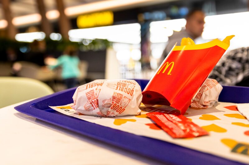 Vroege toeslag op plastic verpakkingen bij McDonald's leidt tot onrust onder klanten 65
