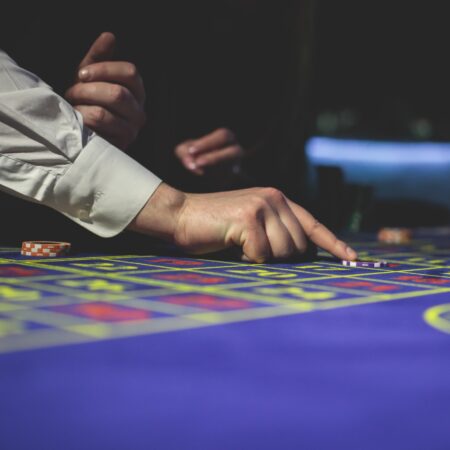 Achter de schermen van een casino: Strikte regels en salaris van live dealers 12