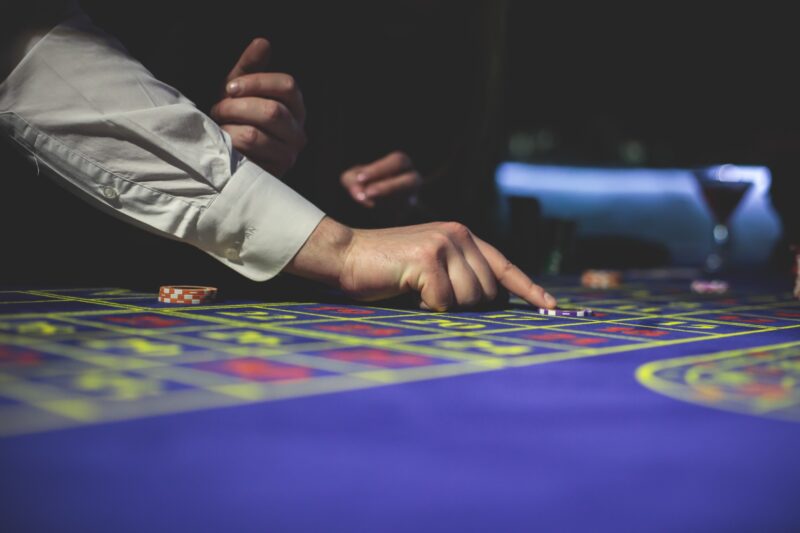 Achter de schermen van een casino: Strikte regels en salaris van live dealers 17