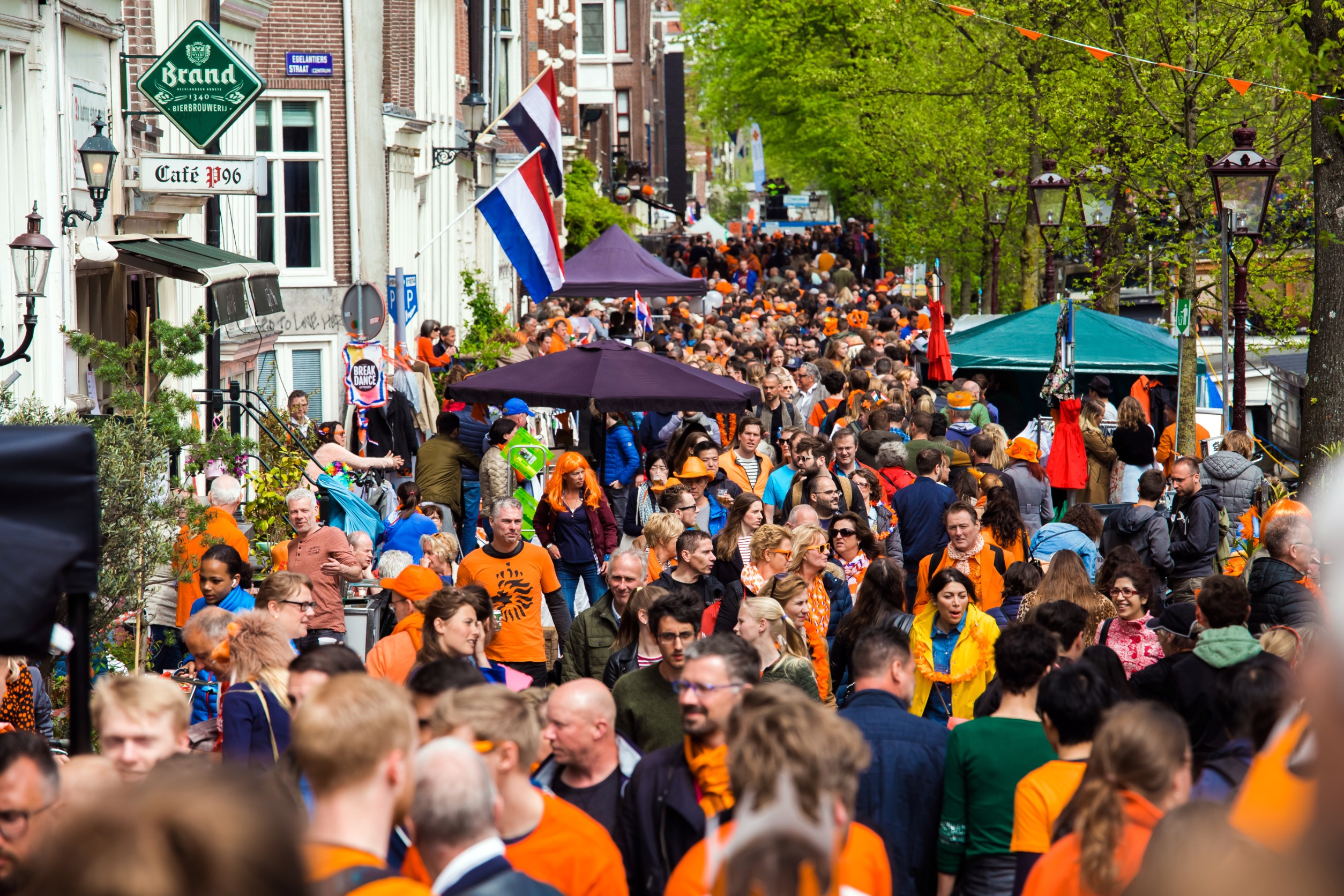 Oranje boven! Koningsdag in Nederland: een zee van oranje, vrolijke gezichten, en nationale trots. De dag waarop heel Nederland samenkomt om feest te vieren.
