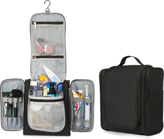 Deze hangende toilettas biedt plek aan alles wat je nodig hebt