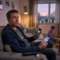 Vader met oude Nokia 3310 en nieuwe iPhone – symbool voor hoe telefoons ons leven hebben veranderd
