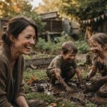 Moeder kijkt lachend toe hoe haar kinderen helemaal vies onder de modder in de tuin spelen – een ode aan vrij opgroeien