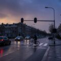 Uitgeschakelde verkeerslichten op een Nederlands kruispunt tijdens de schemering, veroorzaakt door overbelasting van het stroomnet.