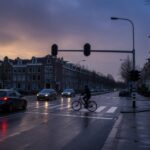 Uitgeschakelde verkeerslichten op een Nederlands kruispunt tijdens de schemering, veroorzaakt door overbelasting van het stroomnet.