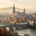 Rode daken en torens van de oude binnenstad van Praag in herfstlicht, als beeld bij de mooiste steden van Europa.