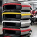 Stapel Formule 1-slicks met rode, gele en witte markering in een pitbox, als beeld bij de vraag wat een F1 band kost.